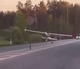 Відмовив двигун — у Латвії літак здійснив аварійну посадку на шосе