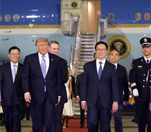 Трамп прибув до Китаю вперше за девʼять років. Разом з ним приїхали Ілон Маск і голова Nvidia