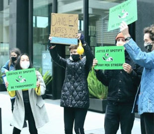 Музыканты по всему миру устроили глобальный митинг против Spotify