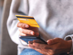 Мобильный банкинг – по паспорту. Абонентов заставят внести свои смартфоны в базу, иначе – отключат