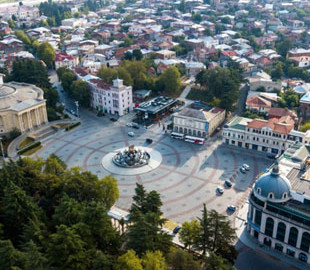 У Грузії оштрафували чоловіка, який вивісив у парку триколор