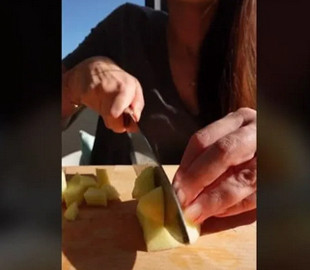 Как приготовить популярный десерт из яблока всего за 5 минут: рецепт стал вирусным в TikTok