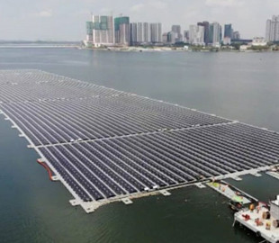 В Сингапуре построили крупнейшую в мире морскую плавучую солнечную электростанцию