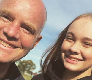 Батько намагався повторити за донькою гімнастичні вправи: кумедні відео