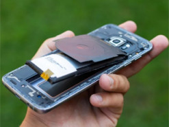 Може спалахнути будь-якої миті: що робити, якщо "здувся" акумулятор у телефоні