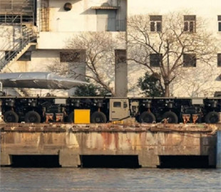 Має 40 колес та довжину до 60 метрів: у Китаї вперше помітили унікальну техніку