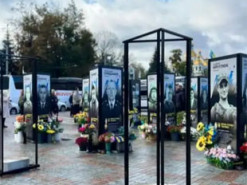 Поліція встановила осіб, які знімали відео біля портретів загиблих захисників під російську музику у Рівному