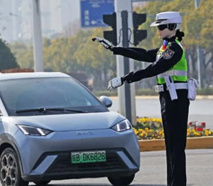 У Китаї до служби в поліції заступив перший у світі робот-регулювальник