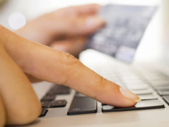 Жителька Мінська продала коробку з бокалами, забувши про те, що зберігала там $13 тисяч