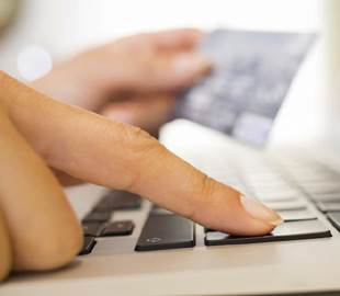 Жителька Мінська продала коробку з бокалами, забувши про те, що зберігала там $13 тисяч