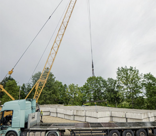 На кордоні між Латвією та росією починають встановлювати плавучі стовпи