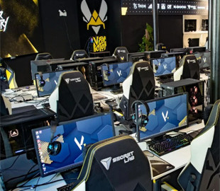 Протестувальники розгромили штаб-квартиру Vitality у Парижі та винесли звідти кубки