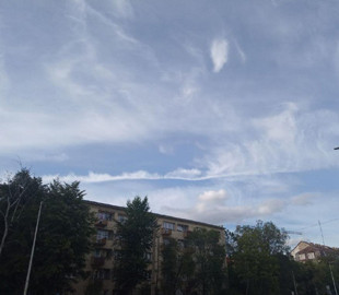 У небі над Дніпром помітили унікальні хмари, які називають Циррус (ФОТО)