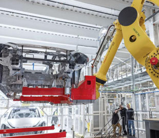 Ціна успіху: працівники техаського заводу Tesla розповіли про масовий травматизм