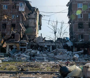 Как и в 2014 году, Мариуполь снова будет свободным: Зеленский пообещал поднять флаг Украины в разрушенном городе. Фото