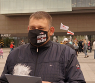 У Білорусі суд зобов’язав блогера Тихановського сплатити $100 тисяч податку за гроші, які «знайшли» в нього за диваном