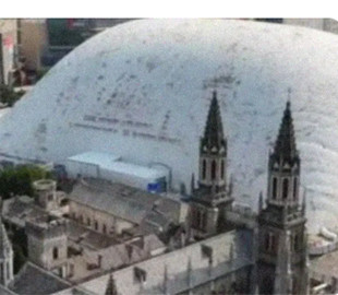 Інженерна магія у Китаї: як гігантська повітряна куля рятує місто від пилу та шуму будівництва