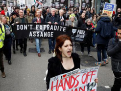 В Лондоне сотни людей вышли в поддержку Джулиана Ассанжа