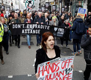 В Лондоне сотни людей вышли в поддержку Джулиана Ассанжа