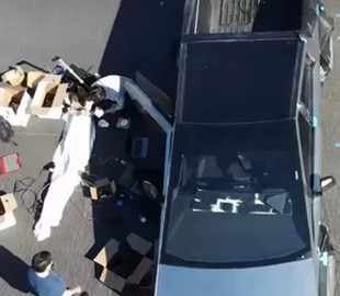 В сети показали прототип электрического пикапа Tesla Cybertruck под камуфляжем