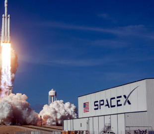 SpaceX планує почати будівництво бази на Місяці ще цього року