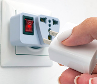 Чи безпечно користуватися перехідниками для розеток: коротке пояснення фахівця