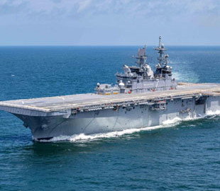 США відправили USS Tripoli на Близький Схід: корабель здатний на те, що не під силу авіаносцям