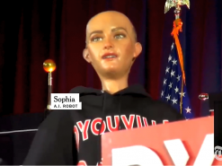 ШІ-робот на ім'я Софія радить випускникам університету в Буффало вірити в себе