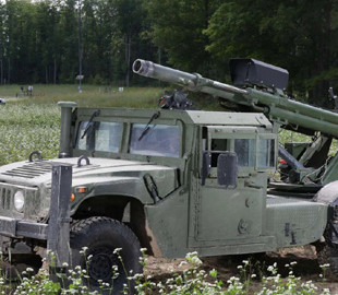 Просто найлегша у світі: в США презентовано нове покоління 105-мм гаубиць, які встановлюють на позашляховиках