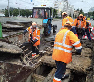 У Києві розбирають аварійний міст