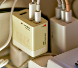 Чи безпечно залишати на всю ніч телефон заряджатися