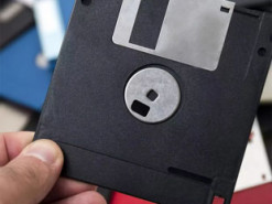 У Японії остаточно позбавлять держоргани дискет і CD-дисків