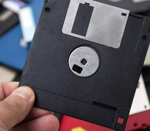 У Японії остаточно позбавлять держоргани дискет і CD-дисків