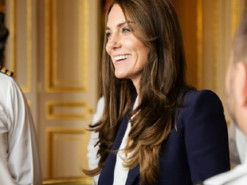 У боді та штанному костюмі: стильна принцеса Кейт зустрілася з моряками