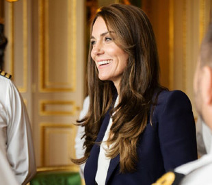 У боді та штанному костюмі: стильна принцеса Кейт зустрілася з моряками