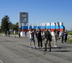 У Маріуполі набирає обертів проблема з водою: люди набирають її з калюж