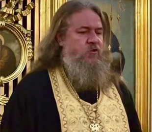 В Росії піп доніс у ФСБ на депутата, який поставив свічку за перемогу України