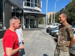 Волонтер Женя Целік пішки дійшов до Запоріжжя з Києва, аби зібрати мільйон на ЗСУ