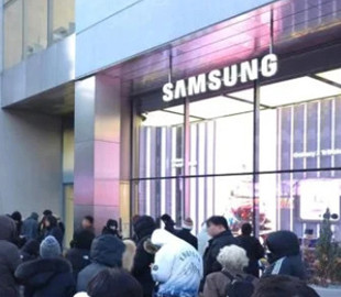 У Південній Кореї миттєво розкупили смартфони Samsung із трьома екранами