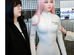 На основі втіленого ШІ. У Китаї представили гуманоїдного робота Moya з людською ходою