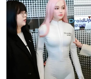 На основі втіленого ШІ. У Китаї представили гуманоїдного робота Moya з людською ходою