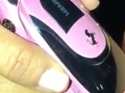 В руках Ким Кардашьян обнаружили телефон из прошлого