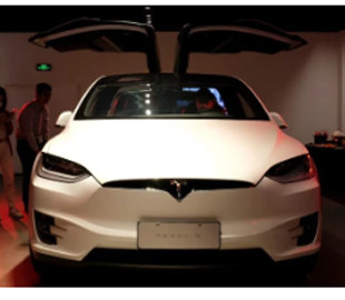 Власники Tesla скаржаться після останньої версії програмного забезпечення