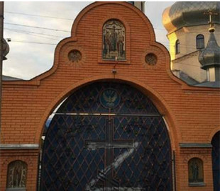 Невідомі намалювали символ Z на воротах каплиці УПЦ МП на Рівненщині