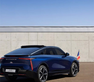 Емманюель Макрон пересів на новий броньований електрокар