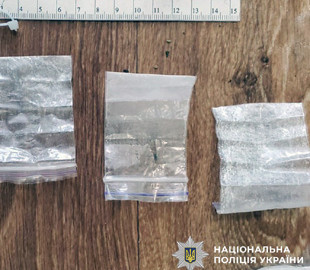 Замовив у Telegram та попався на пошті: у Коростені затримали 23-річного дилера з пів кілограмом товару