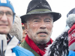 Фото Шварценеггера и Иствуда на лыжах стало хитом соцсетей