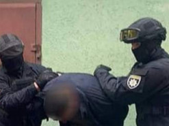 60-річного мешканця Чернівців затримали за вимагання $6 тис. від колишньої