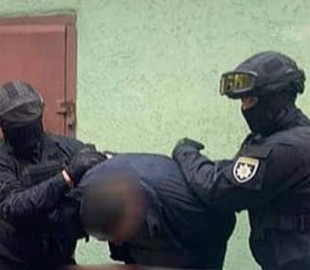 60-річного мешканця Чернівців затримали за вимагання $6 тис. від колишньої