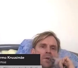 Естонський депутат під час обговорень клімату лежав у ліжку та курив електронну сигарету